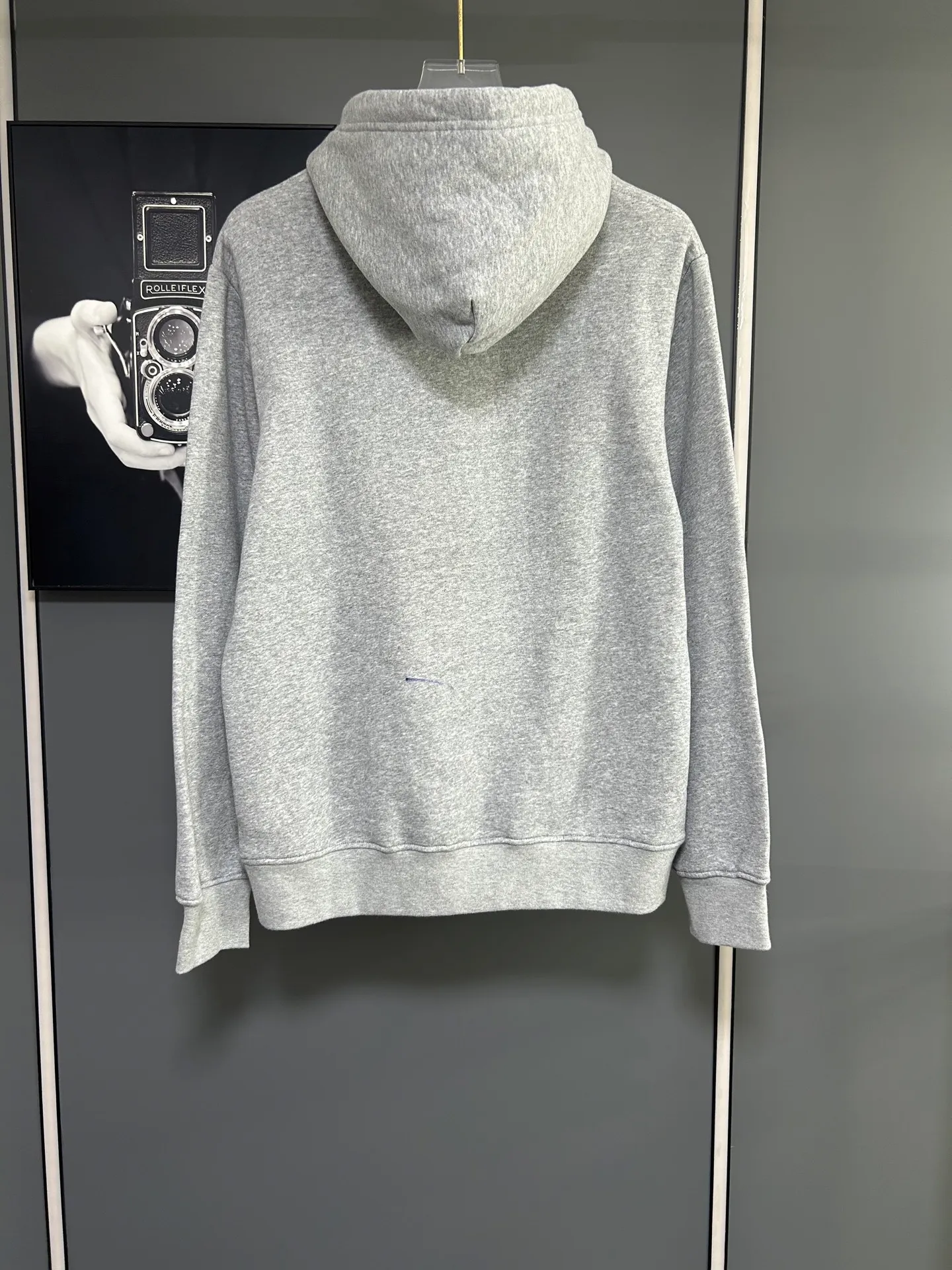 P230 𝗥𝗮𝗹𝗽𝗵 𝗟𝗮𝘂𝗿𝗲𝗻/Ralph Lauren🐎Towel embroidered hooded sweatshirt 380g Expo velvet hooded sweatshirt High-end official original one-to-one replica - customized original fabrics, accessories, hang tags, collar labels, and packaging are all made according to the original version to distinguish the cheap and wrong versions on the market This hooded sweatshirt is decorated with the simple style that represents Ralph Lauren and is paired with the classic Polo towel embroidery pattern, which is three-dimensional and full! The solid color fabric paired with exquisite embroidery instantly sets it off! Hooded sports design, loose and casual fit! The overall texture is very strong! Through the pictures, we can feel the thickness and texture of custom-woven and dyed threads. The workmanship is exquisite. They are shipped from major foreign trade factories. They are all made by masters with many years of experience. Everything is of high standards and requirements! Simple and versatile style ~ super delicate and soft, close to the body without being tied, all fabrics and accessories are original custom-made and of high quality! Perfectly reflects the brand’s sense of superiority! Standard cut, comfortable stretch, unrestricted movement! Highly practical, high-end and classy! Versatile style ~ can be paired with jeans or jogging pants. Ideal for transitioning from your morning commute to weekend events!  Color: Gray Blue Size: S-2XL